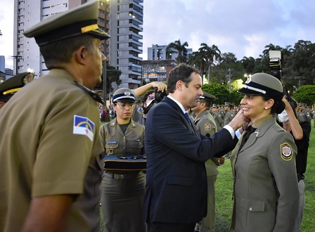Governador entrega insígnias a 519 policiais militares promovidos